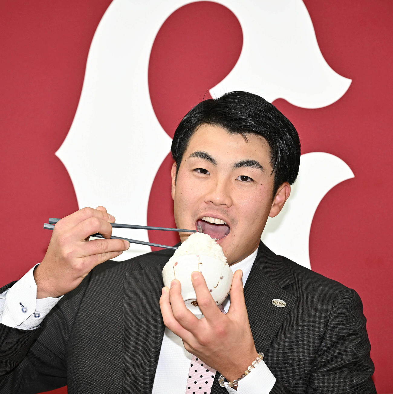 契約更改を終え、米どころ新潟出身の巨人菊地は大盛りご飯を手に記念撮影する（撮影・滝沢徹郎）