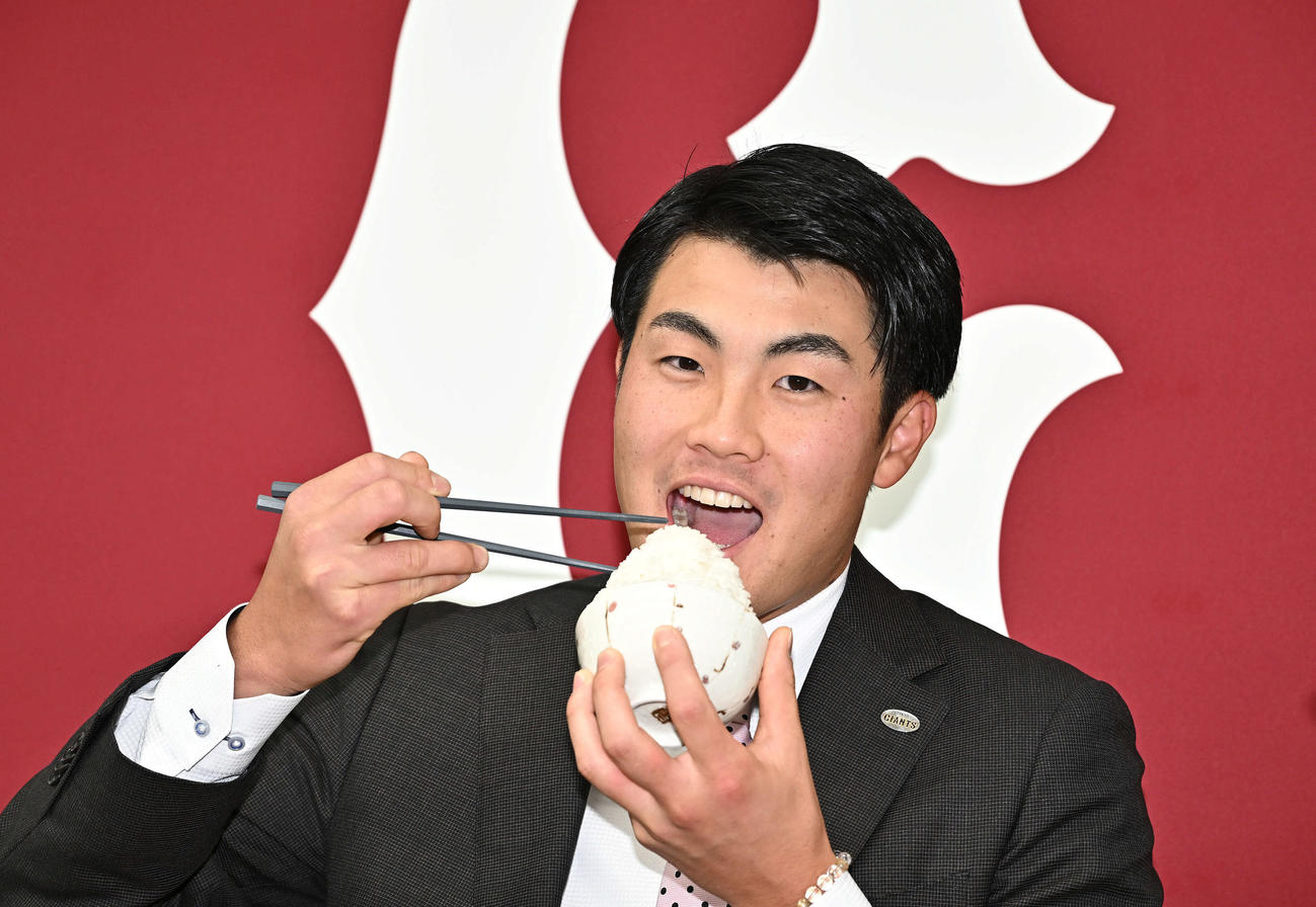 契約更改を終え米どころ新潟出身の巨人菊地は、大盛りご飯を手に記念撮影する（撮影・滝沢徹郎）