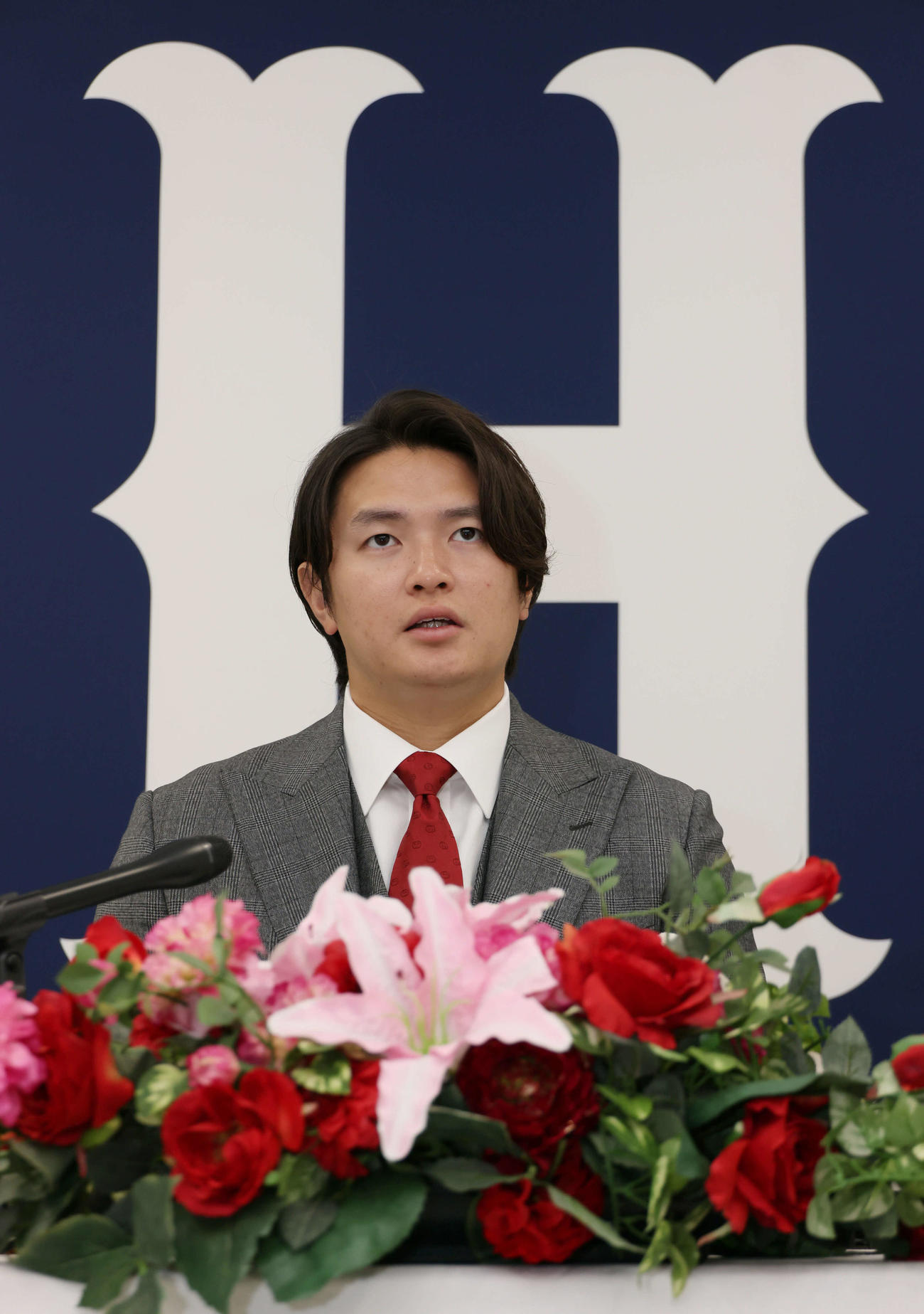 1700万円増の推定3000万円で契約更改し、会見する広島大道（撮影・加藤孝規）