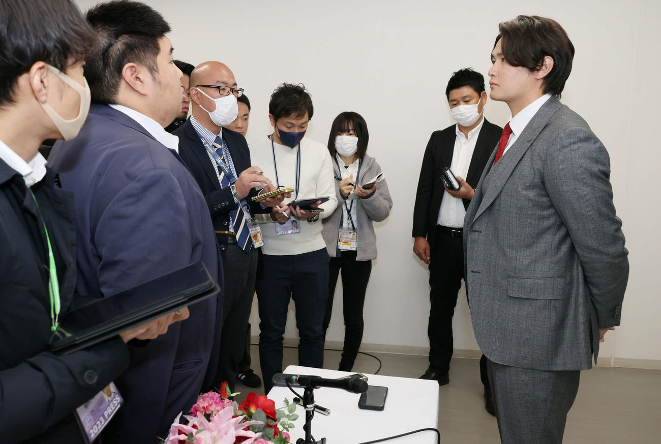 1700万円増の推定3000万円で契約更改した広島大道。会見後、囲み取材にも応じた（撮影・加藤孝規）