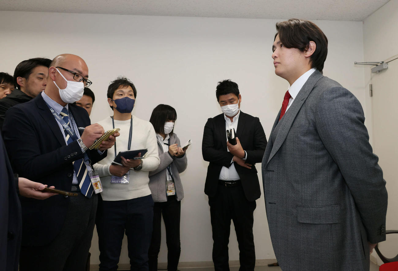1700万円増の推定3000万円で契約更改した広島大道。会見後、囲み取材にも応じた（撮影・加藤孝規）