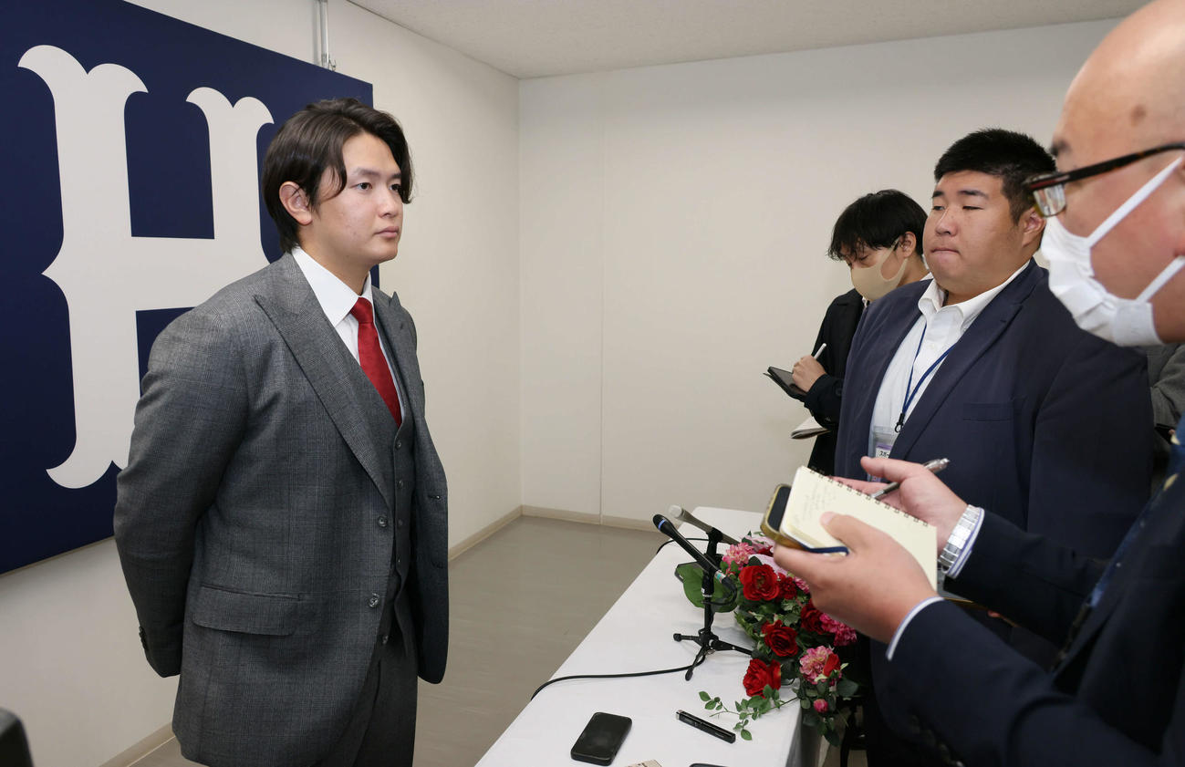 1700万円増の推定3000万円で契約更改した広島大道。会見後、囲み取材にも応じた（撮影・加藤孝規）