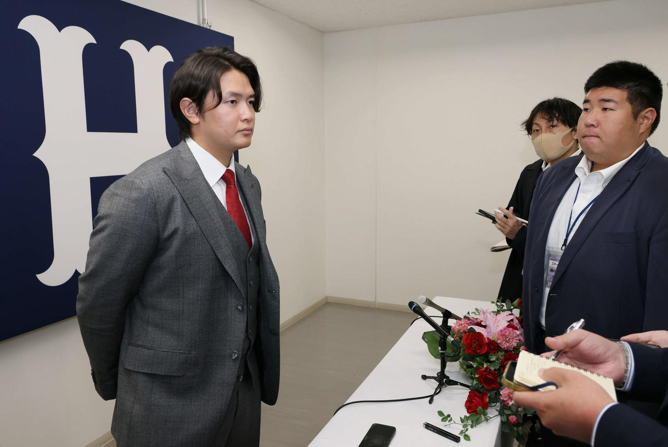 1700万円増の推定3000万円で契約更改した広島大道。会見後、囲み取材にも応じた（撮影・加藤孝規）