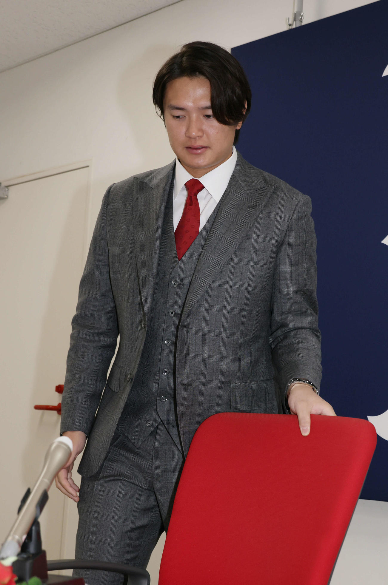 契約更改会見にのぞむ広島大道（撮影・加藤孝規）