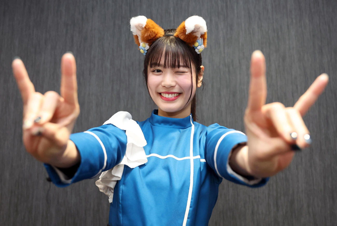 「きつねダンス」のポーズをとるファイターズガールの滝谷美夢（撮影・佐藤翔太）