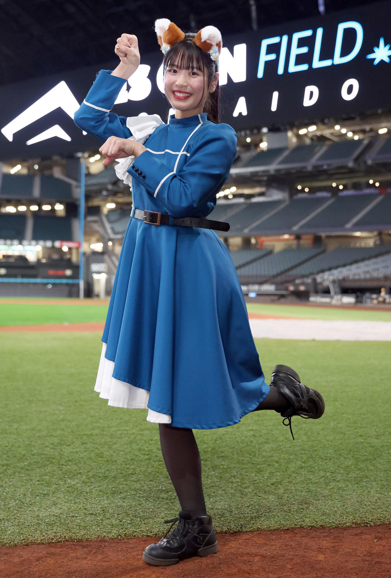 「きつねダンス」のポーズをとるファイターズガールの滝谷美夢（撮影・佐藤翔太）