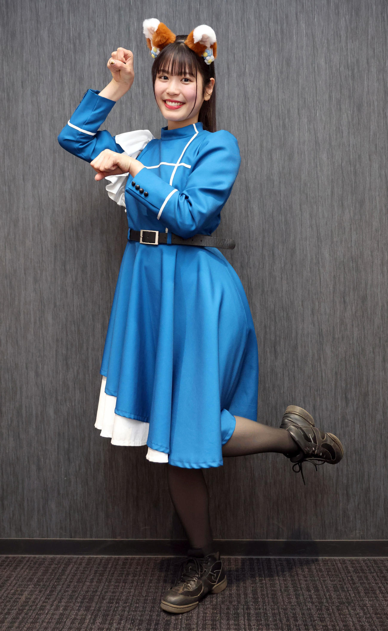 「きつねダンス」のポーズをとるファイターズガールの滝谷美夢（撮影・佐藤翔太）