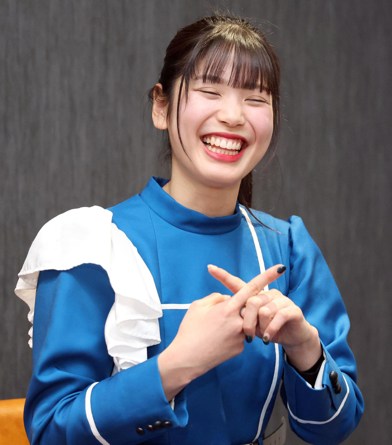 インタビュー中、手でバツ印を作るファイターズガールの滝谷美夢（撮影・佐藤翔太）