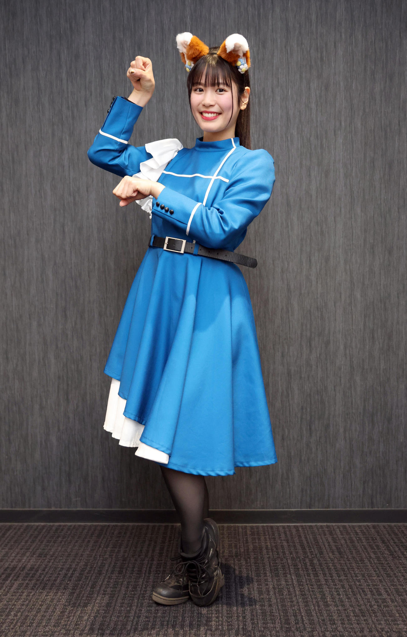 「きつねダンス」のポーズをとるファイターズガールの滝谷美夢（撮影・佐藤翔太）