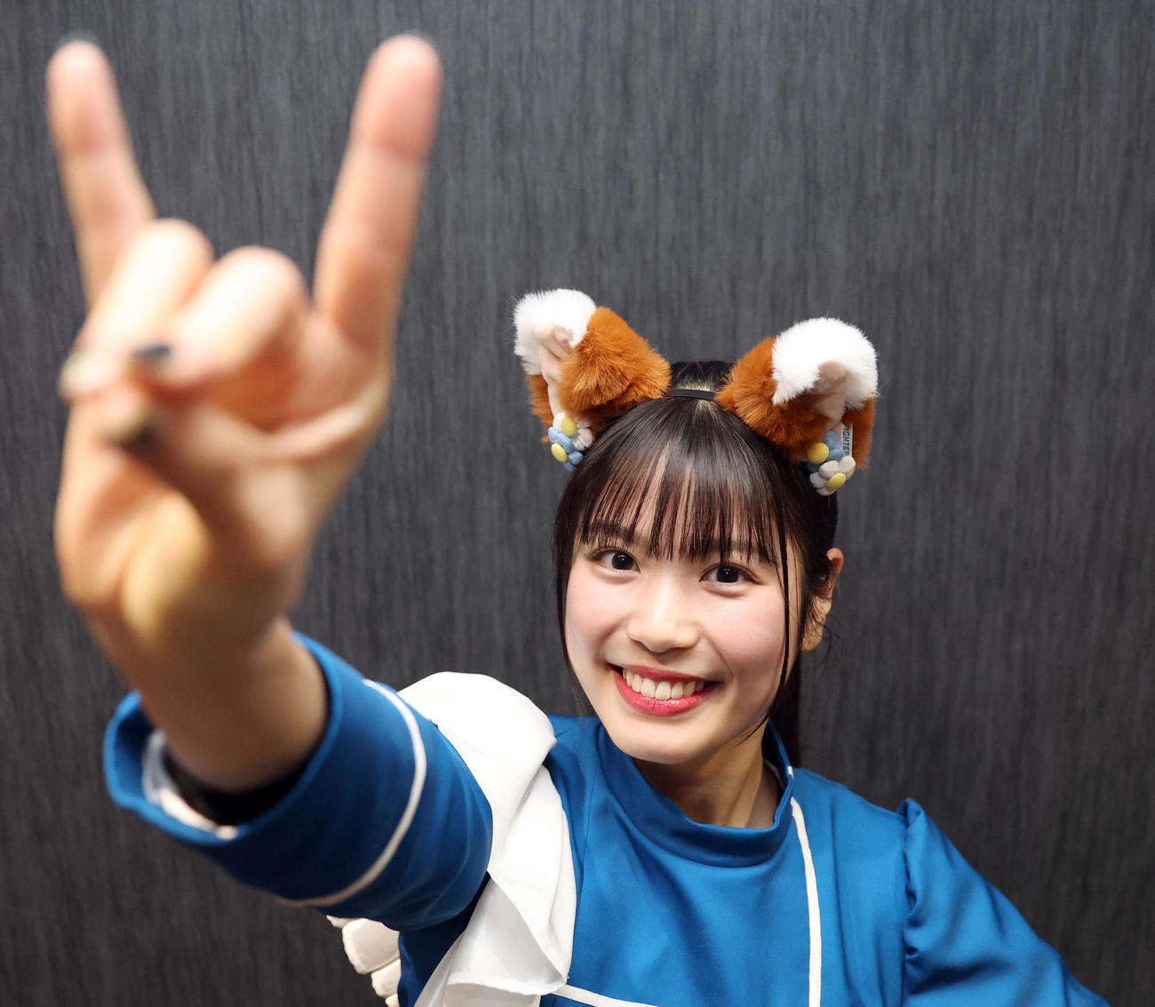 笑顔でポーズを決めるファイターズガールの滝谷美夢（撮影・佐藤翔太）