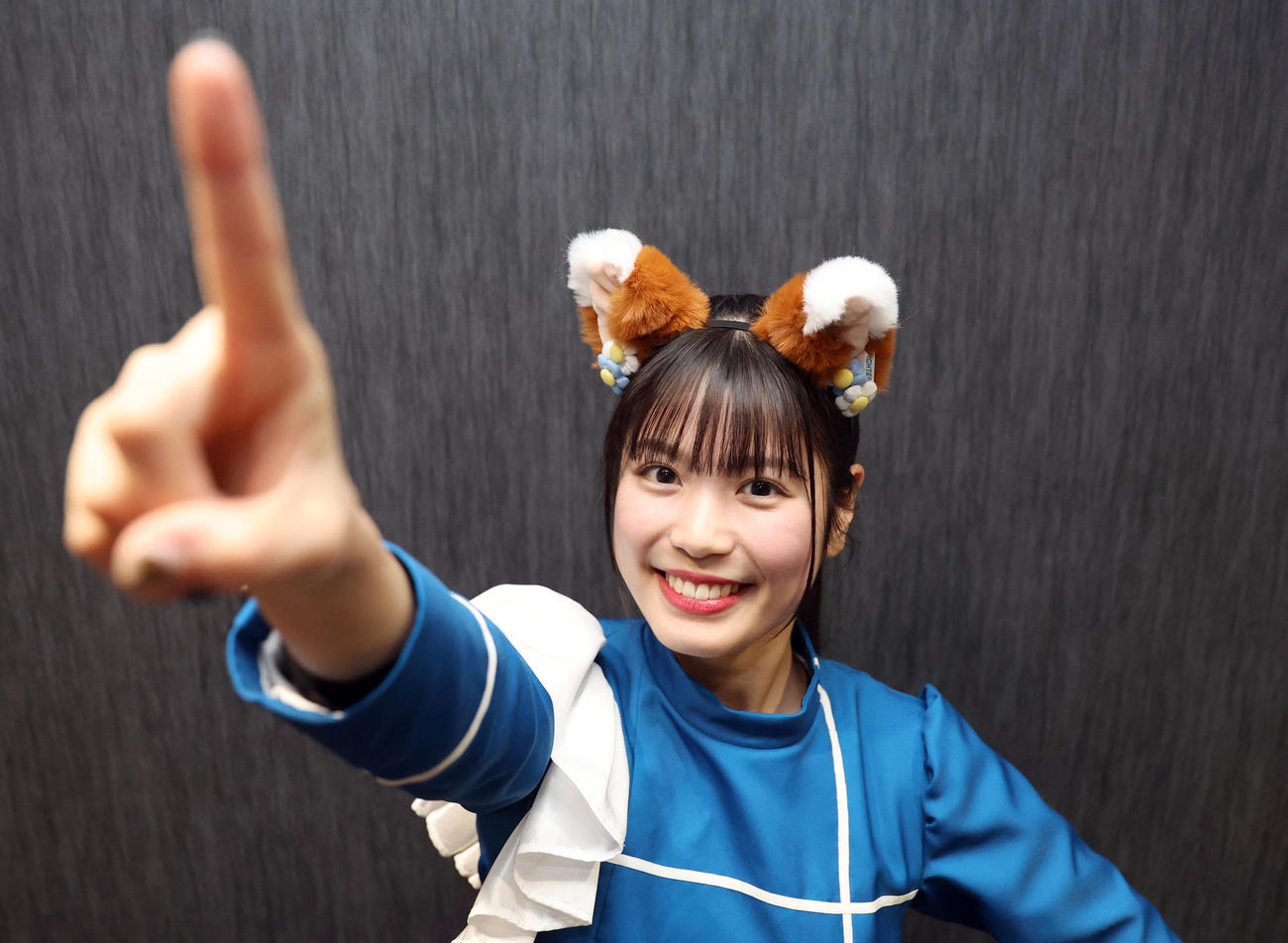 笑顔でポーズを決めるファイターズガールの滝谷美夢（撮影・佐藤翔太）