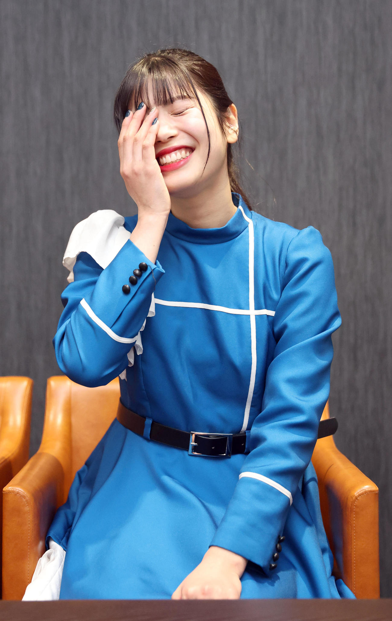インタビュー中、手で顔を覆うファイターズガールの滝谷美夢（撮影・佐藤翔太）