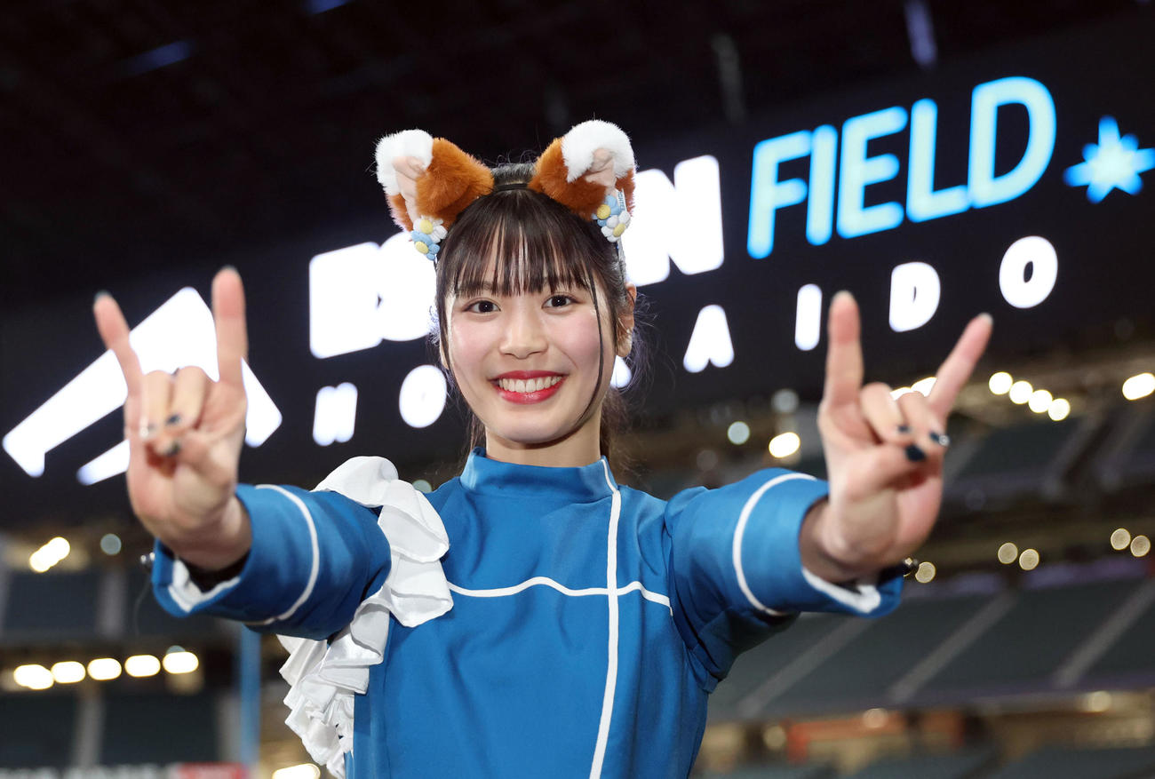 「きつねダンス」のポーズをとるファイターズガールの滝谷美夢（撮影・佐藤翔太）