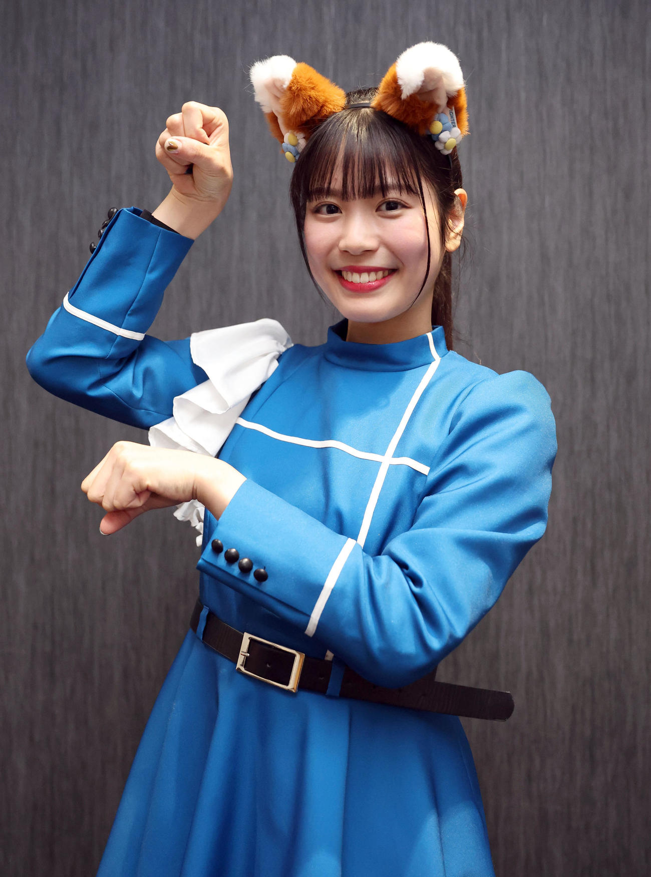 「きつねダンス」のポーズをとるファイターズガールの滝谷美夢（撮影・佐藤翔太）