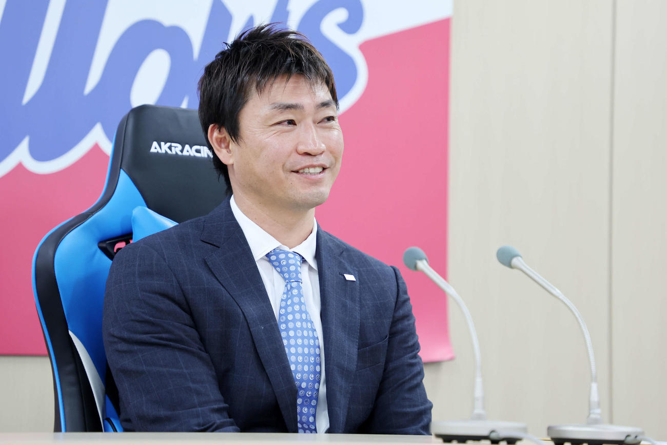 契約更改を終え笑顔で会見を行うヤクルト青木（撮影・鈴木正人）
