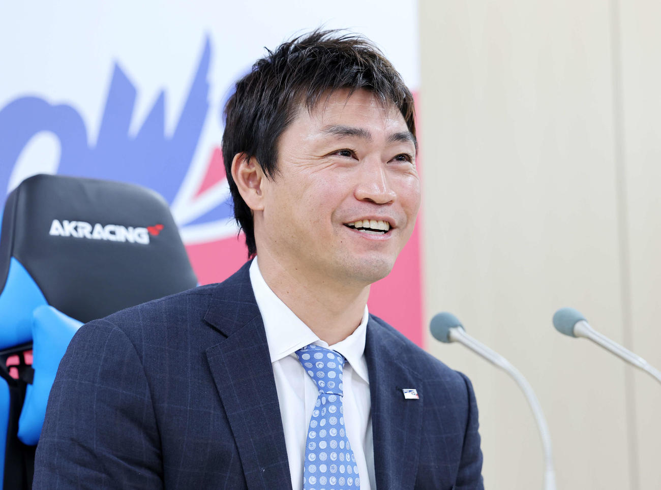 契約更改を終え笑顔で会見を行うヤクルト青木（撮影・鈴木正人）