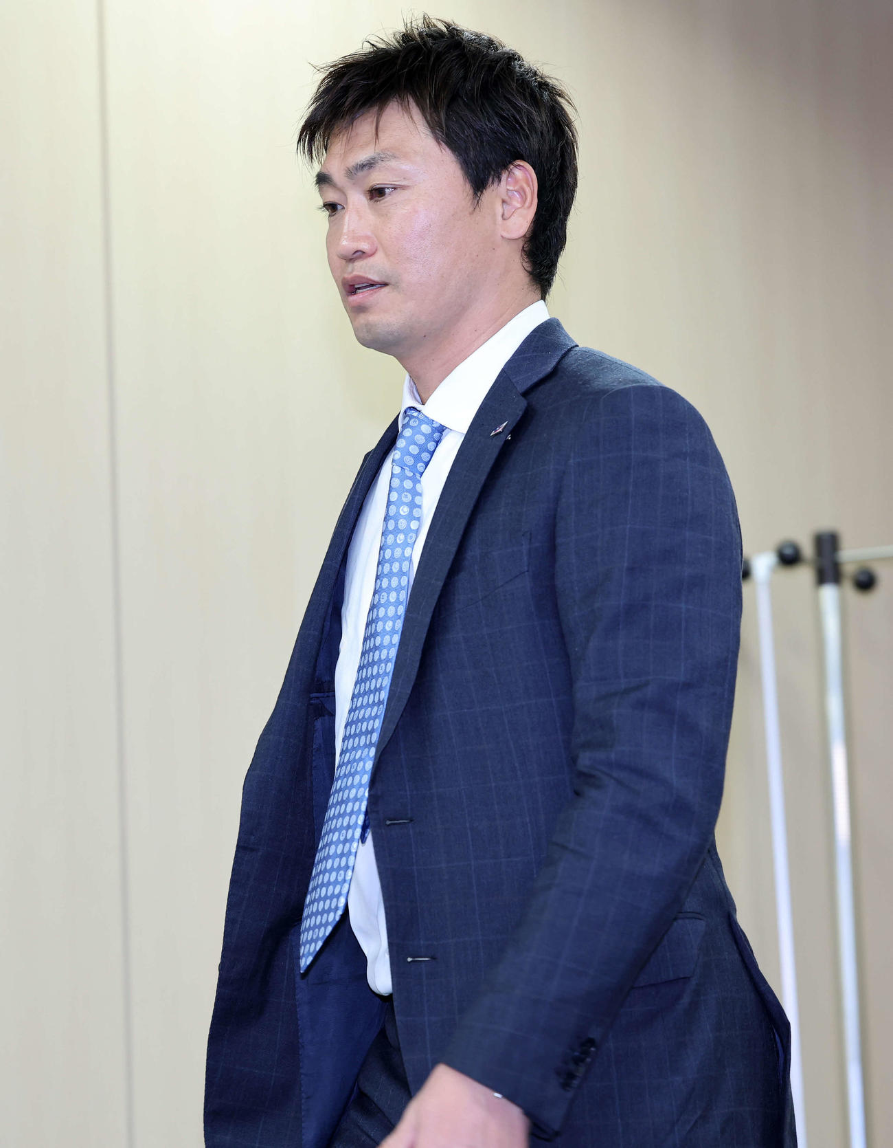 契約更改を終え会見場に入るヤクルト青木（撮影・鈴木正人）
