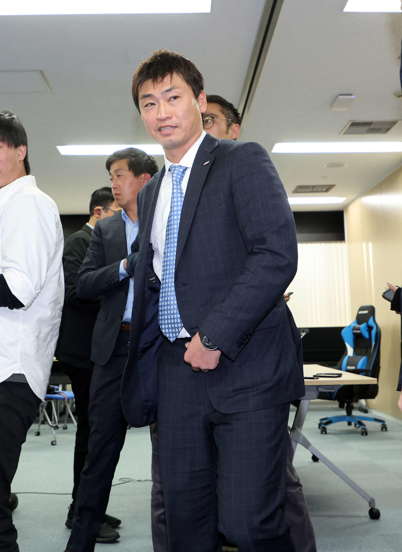 会見を終え引き揚げるヤクルト青木（撮影・鈴木正人）