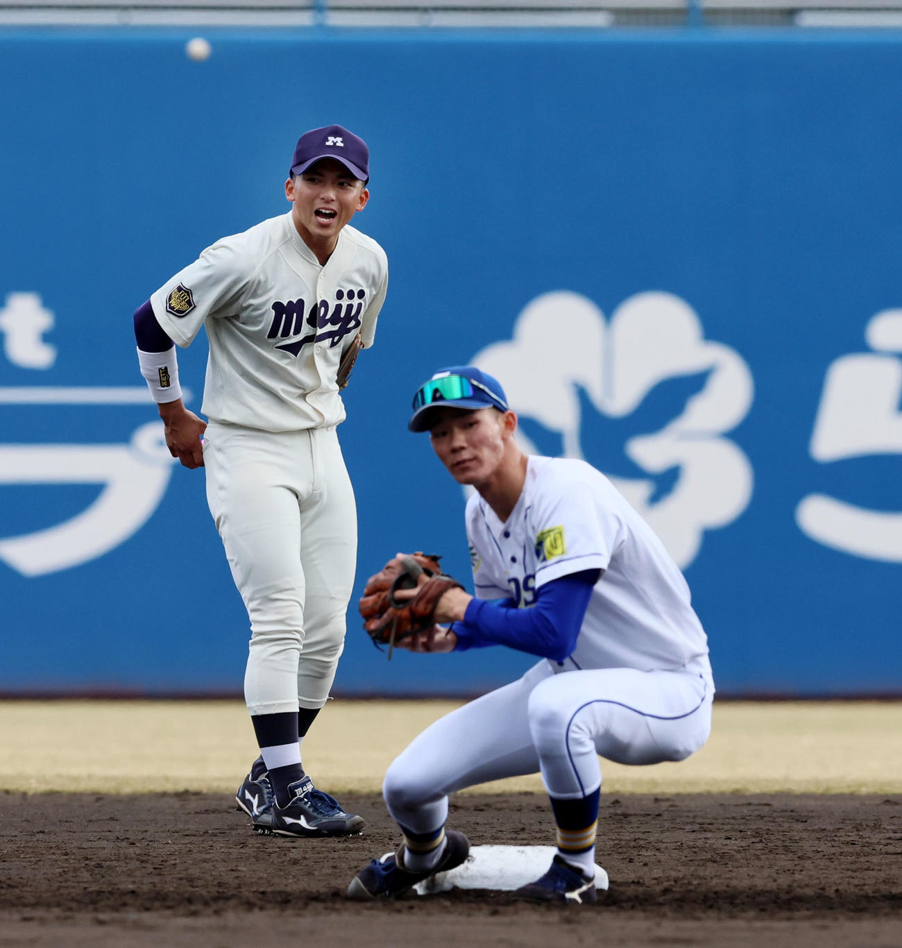 侍ジャパン大学生代表候補の合宿が始まり遊撃で声を出す宗山（撮影・加藤哉）