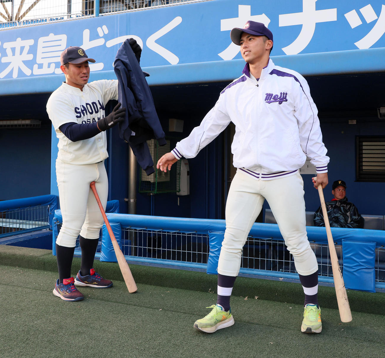 侍ジャパン大学生代表候補の合宿が始まり笑顔を見せる宗山（右）と左は渡部（撮影・加藤哉）