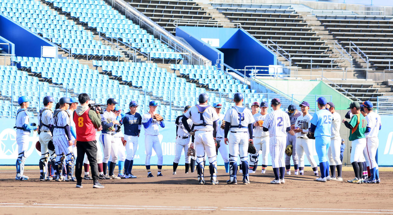 侍ジャパン大学生代表候補の合宿が始まり円陣で声を出す宗山（右から6人目）（撮影・加藤哉）