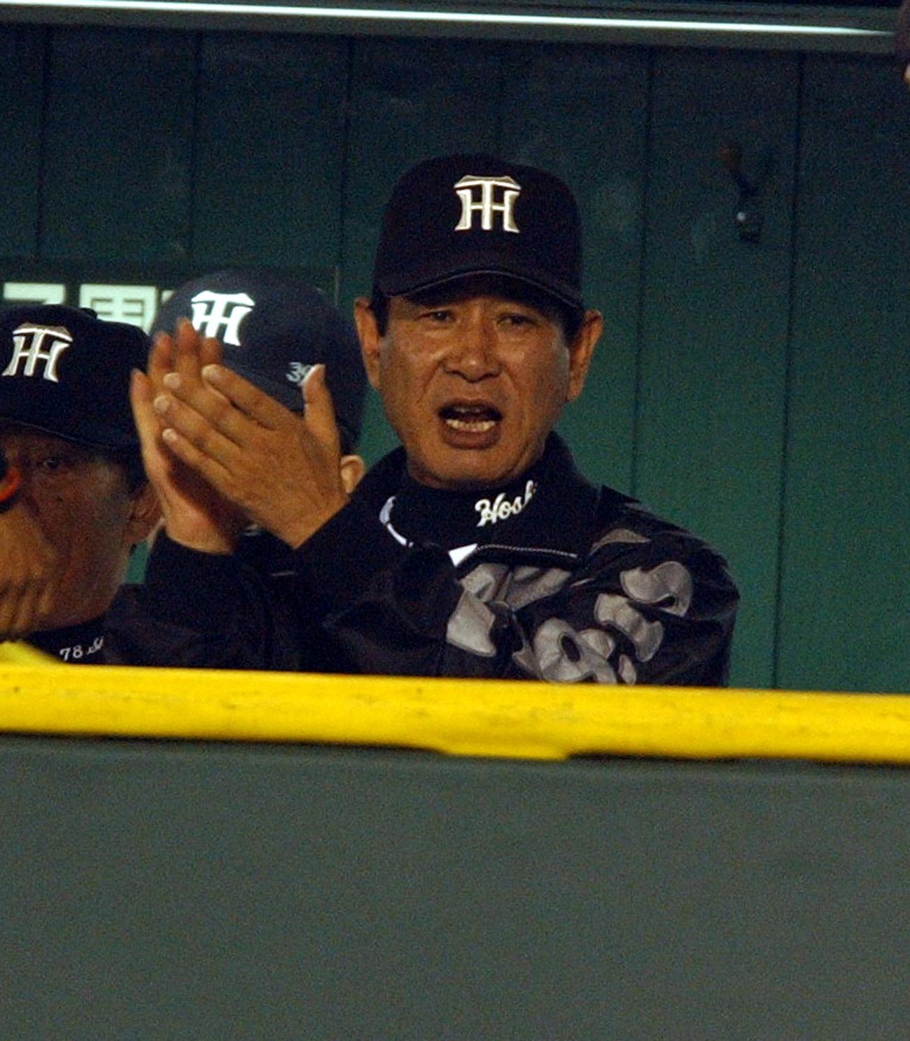 巨人戦での大量得点にベンチで拍手する阪神星野仙一監督（2002年4月20日撮影）