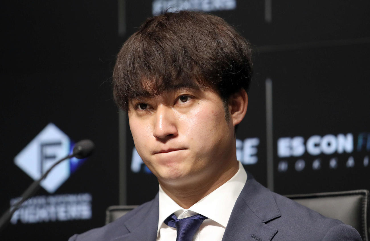 契約更改を終え会見する日本ハム浅間（撮影・佐藤翔太）