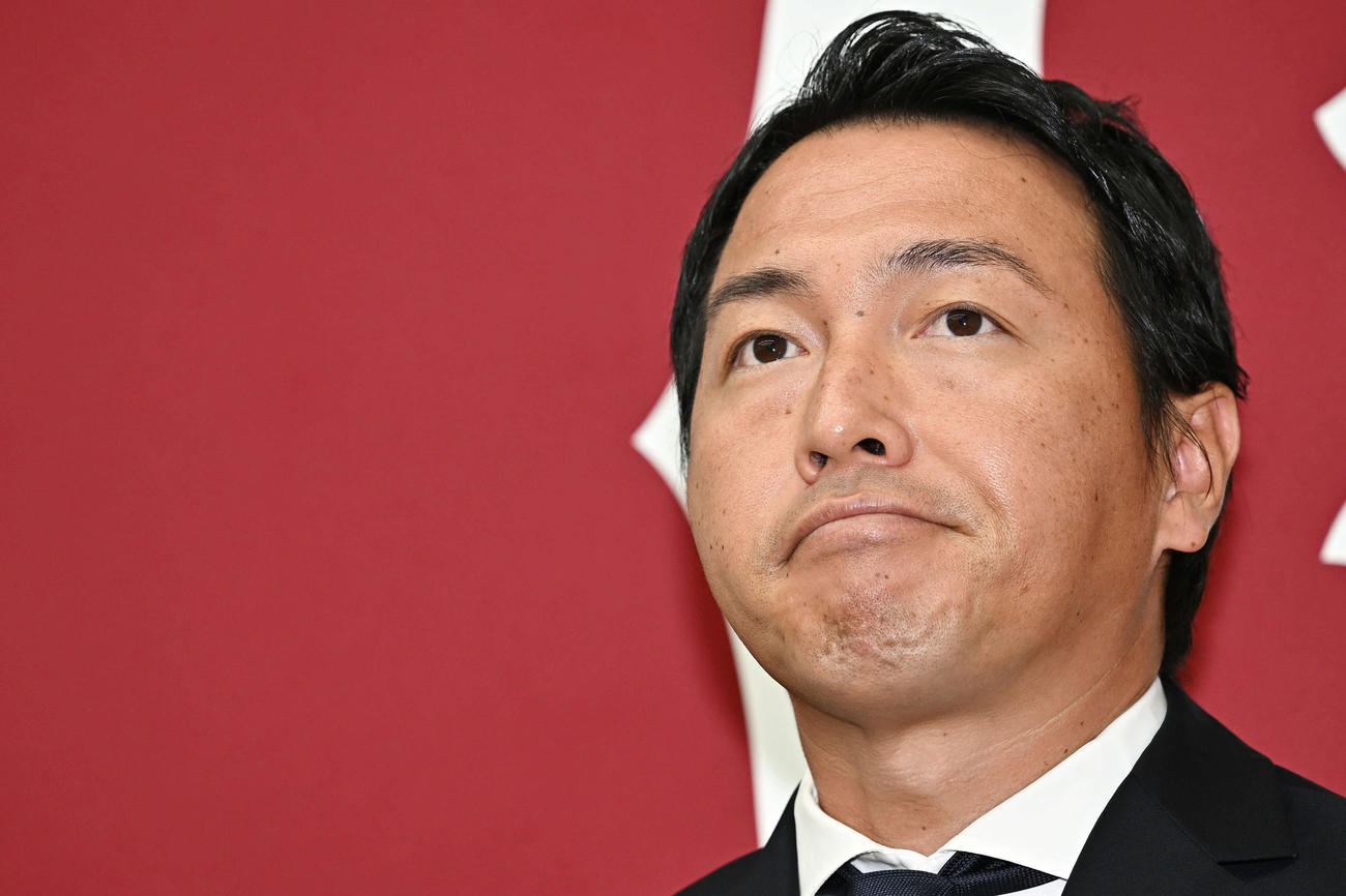 契約更改を終え会見する巨人長野（撮影・滝沢徹郎）
