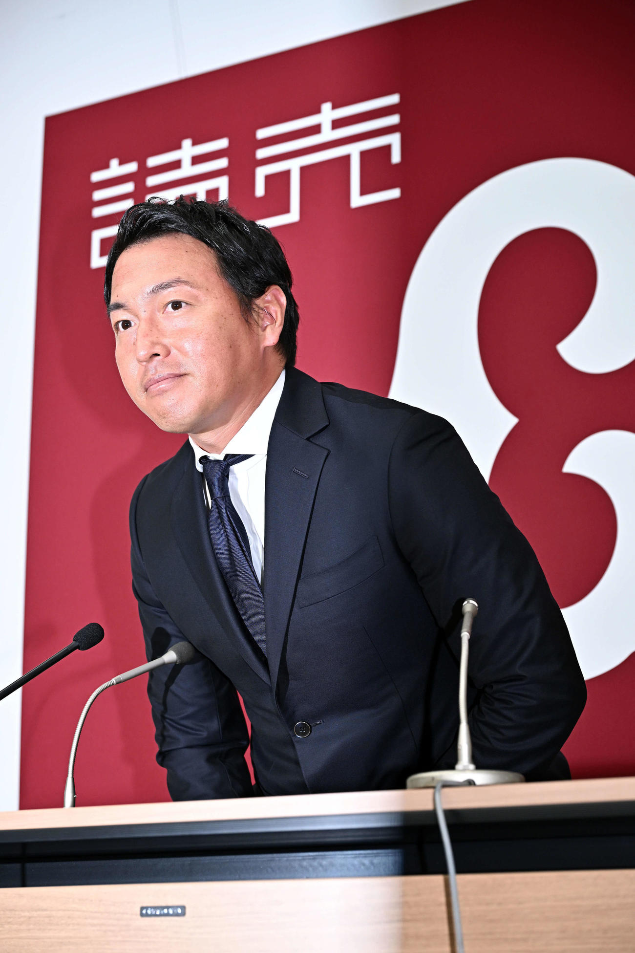 契約更改を終え会見に臨む巨人長野（撮影・滝沢徹郎）