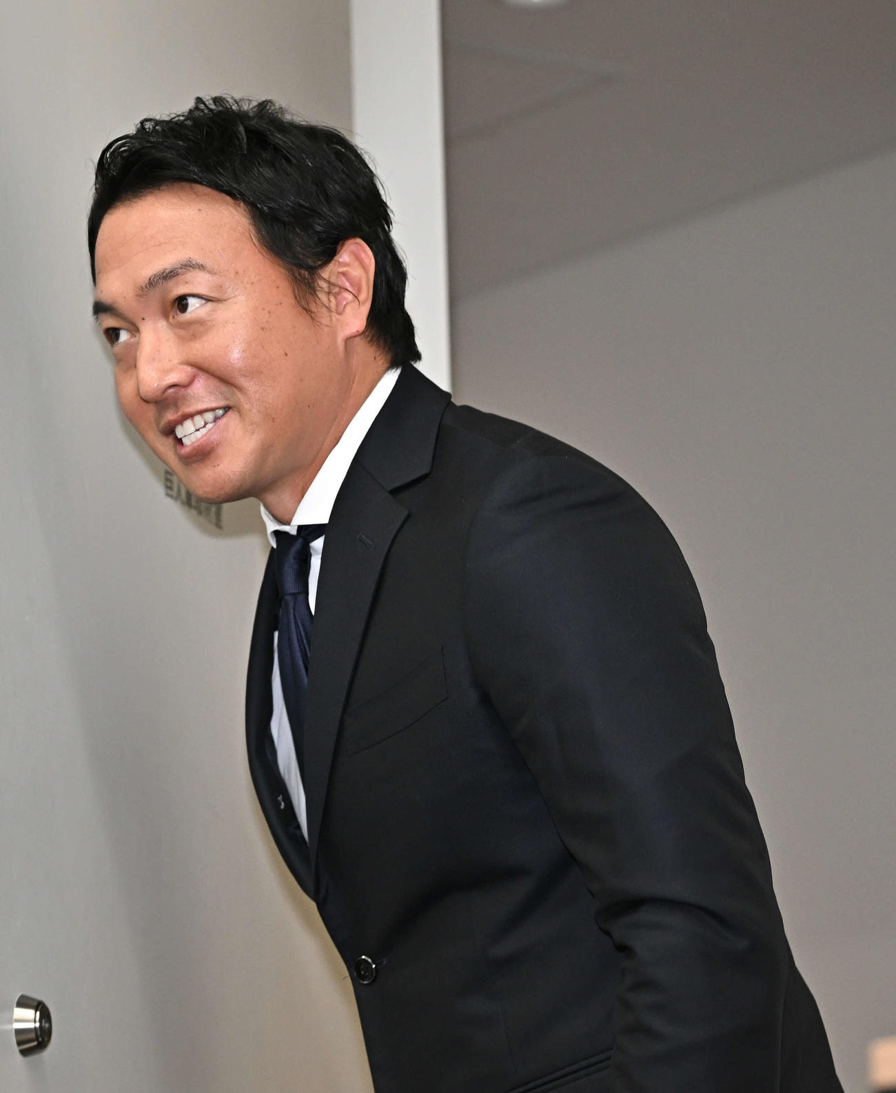 契約更改後の会見を終え会場を出る巨人長野（撮影・滝沢徹郎）
