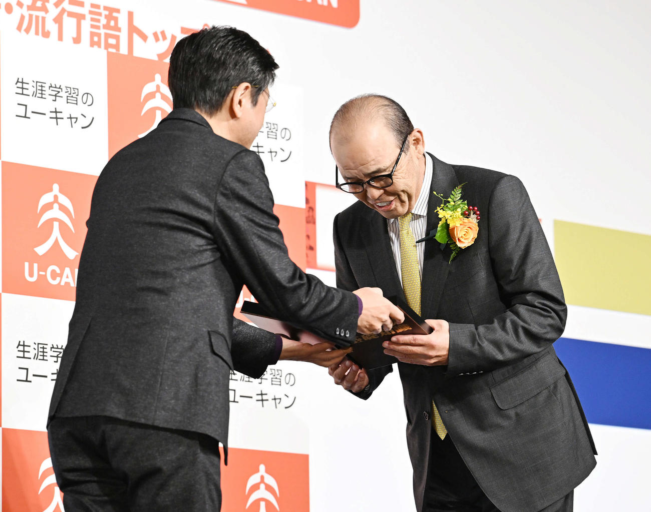 2023ユーキャン新語・流行語大賞発表・表彰式で選考委員のやくみつる氏（左）から記念の盾を受け取る阪神岡田監督（撮影・滝沢徹郎）