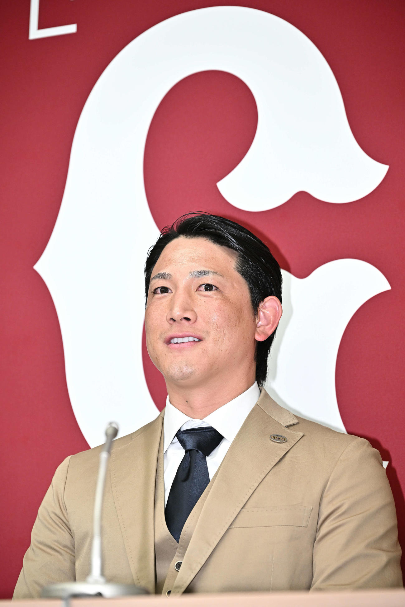 契約更改を終え会見する巨人小林（撮影・滝沢徹郎）