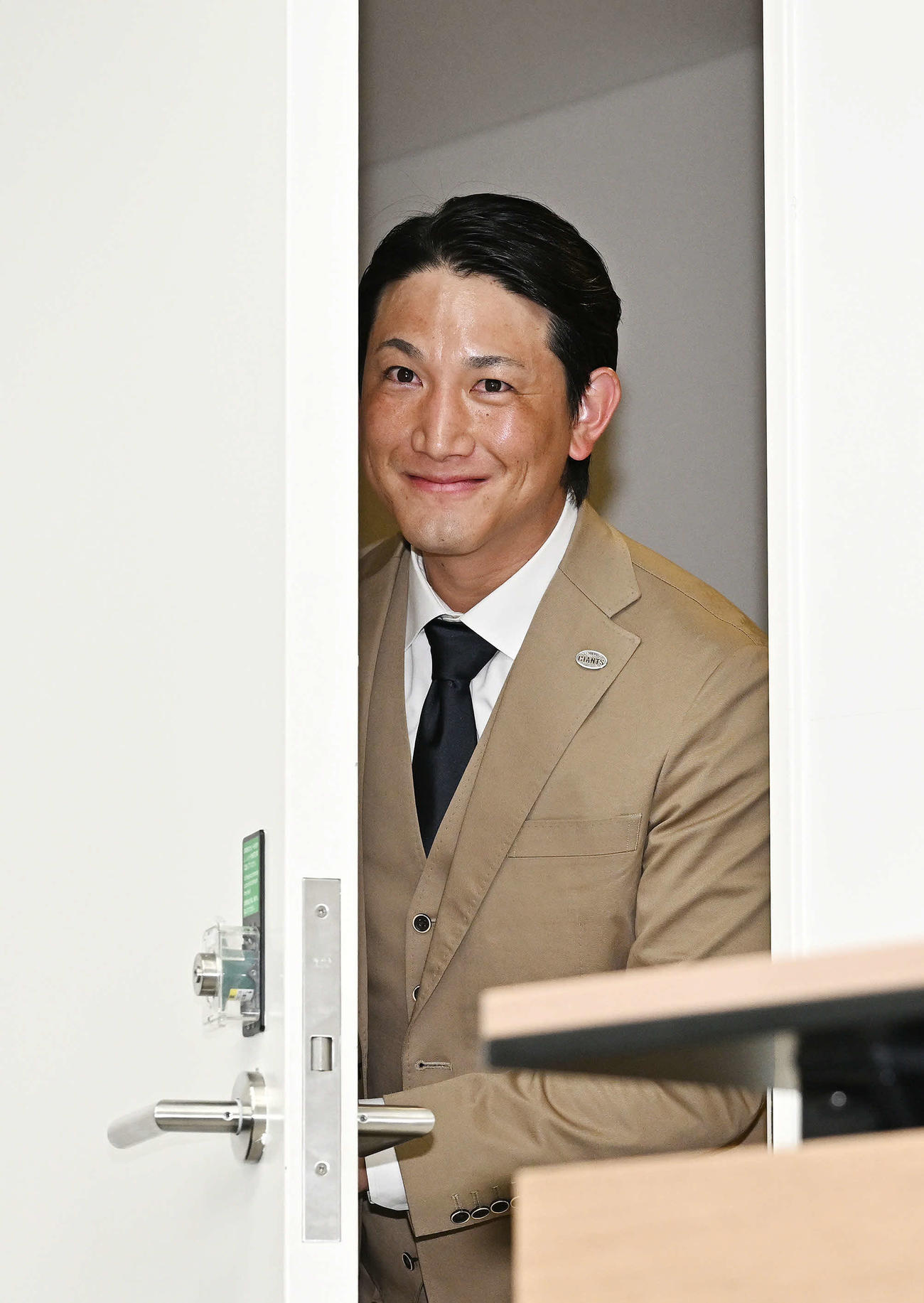 契約更改後の会見を終え会場を去る巨人小林（撮影・滝沢徹郎）