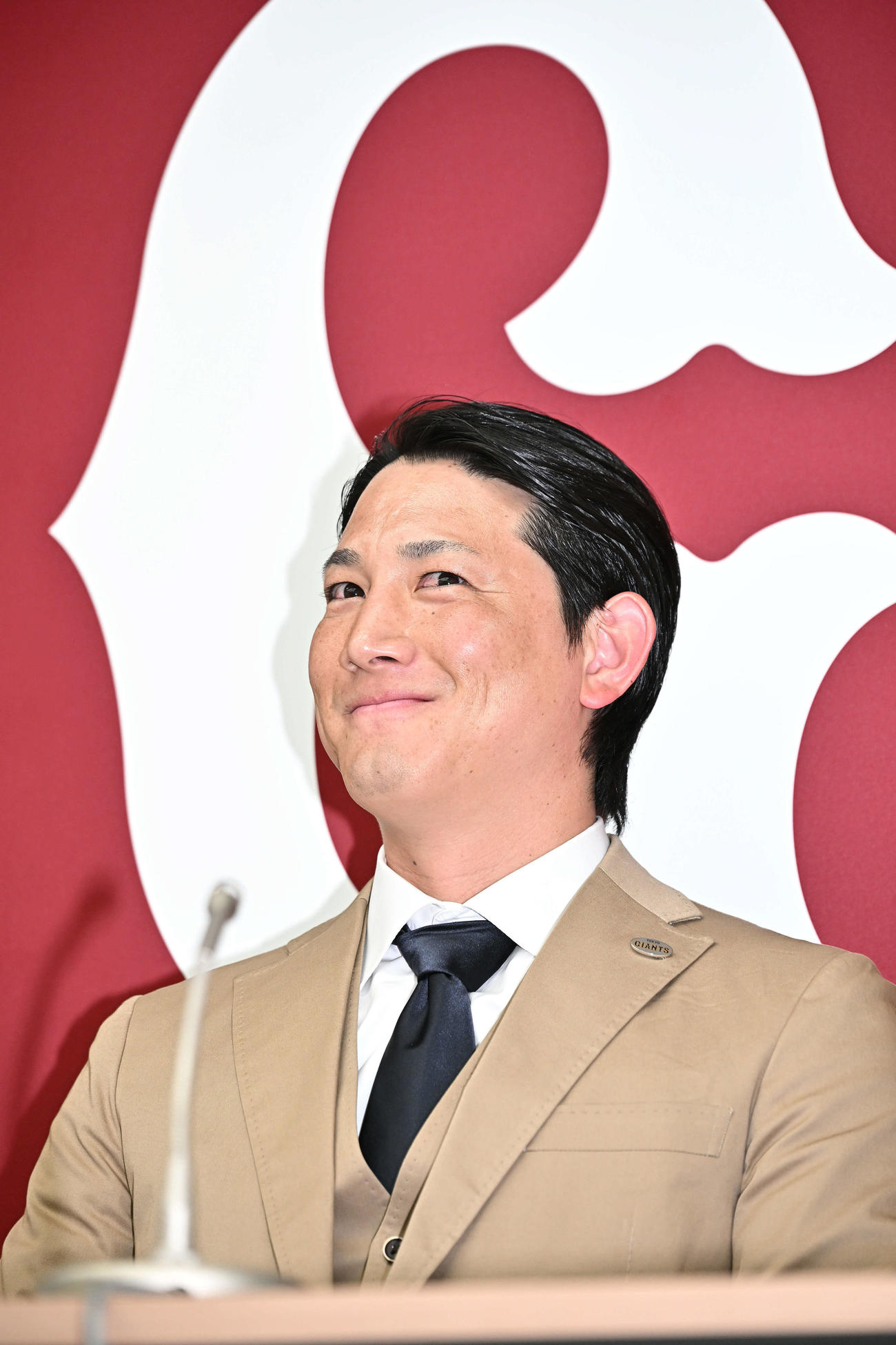 契約更改を終え会見する巨人小林（撮影・滝沢徹郎）