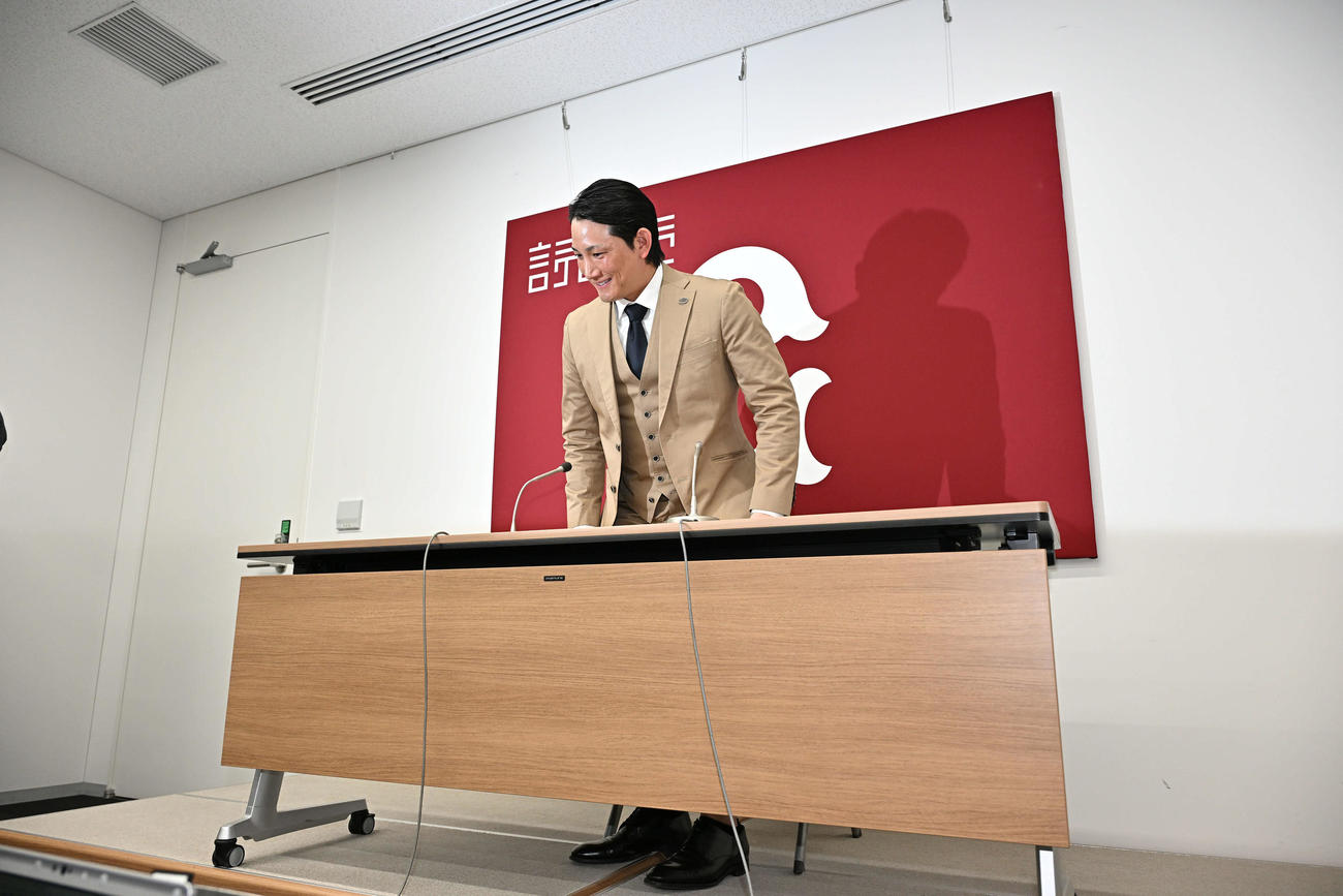 契約更改後の会見を終え会場を去る巨人小林（撮影・滝沢徹郎）