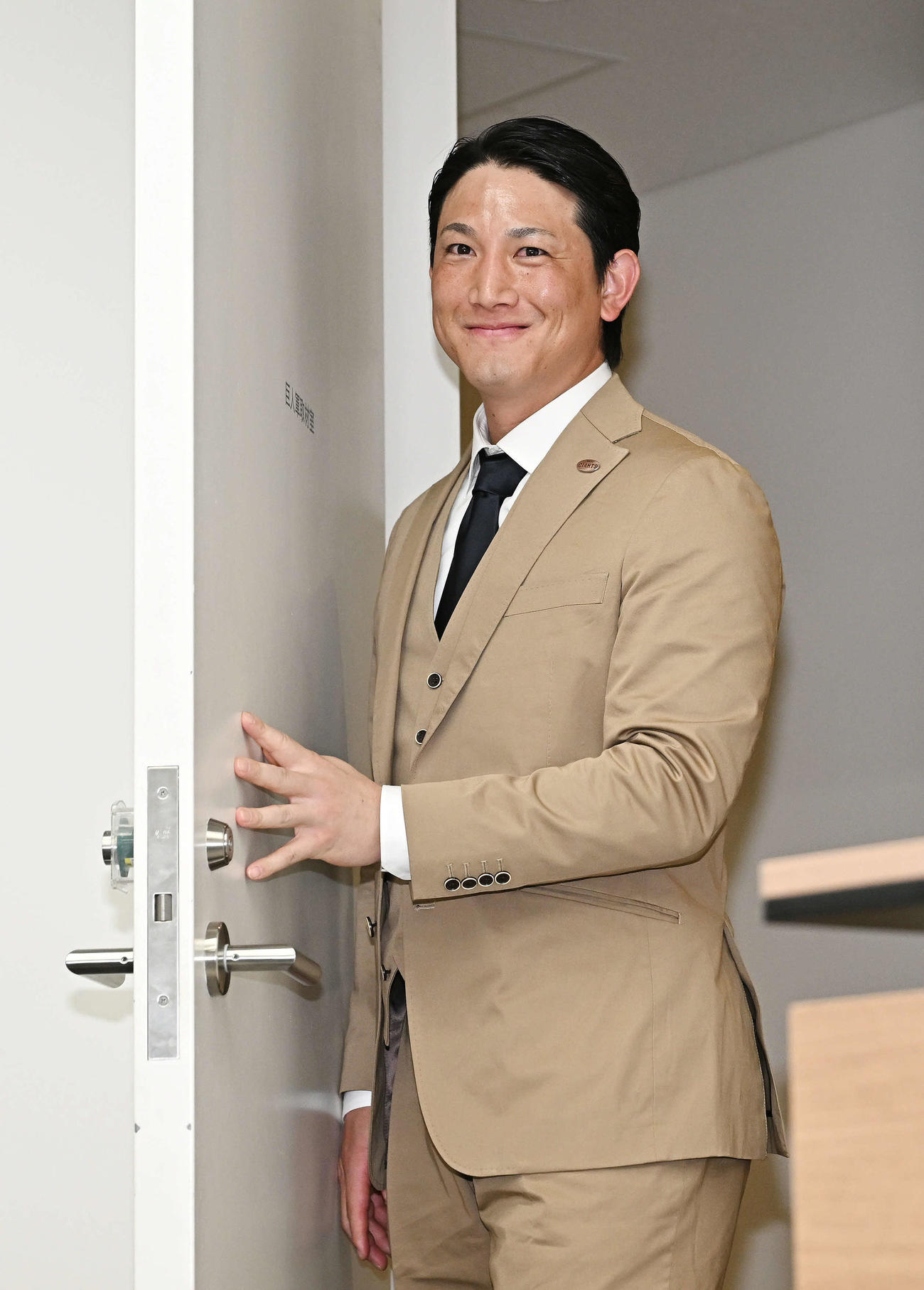契約更改後の会見を終え会場を去る巨人小林（撮影・滝沢徹郎）