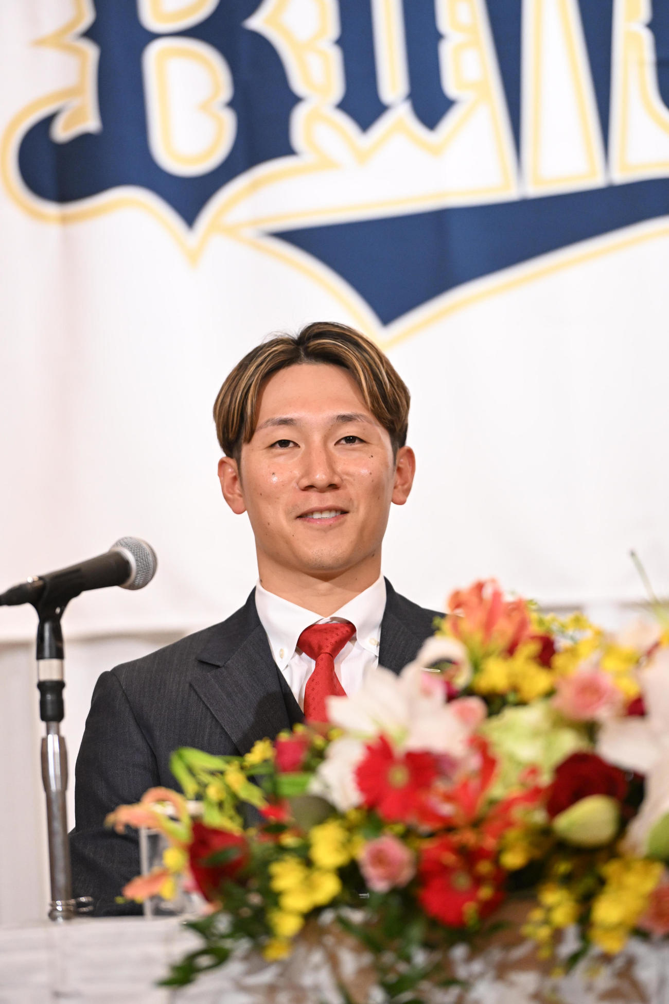 笑顔でオリックスへの入団会見を行う西川（撮影・和賀正仁）