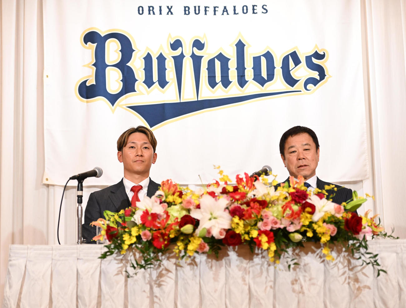 福良GM（右）とともに笑顔でオリックスへの入団会見を行う西川（撮影・和賀正仁）
