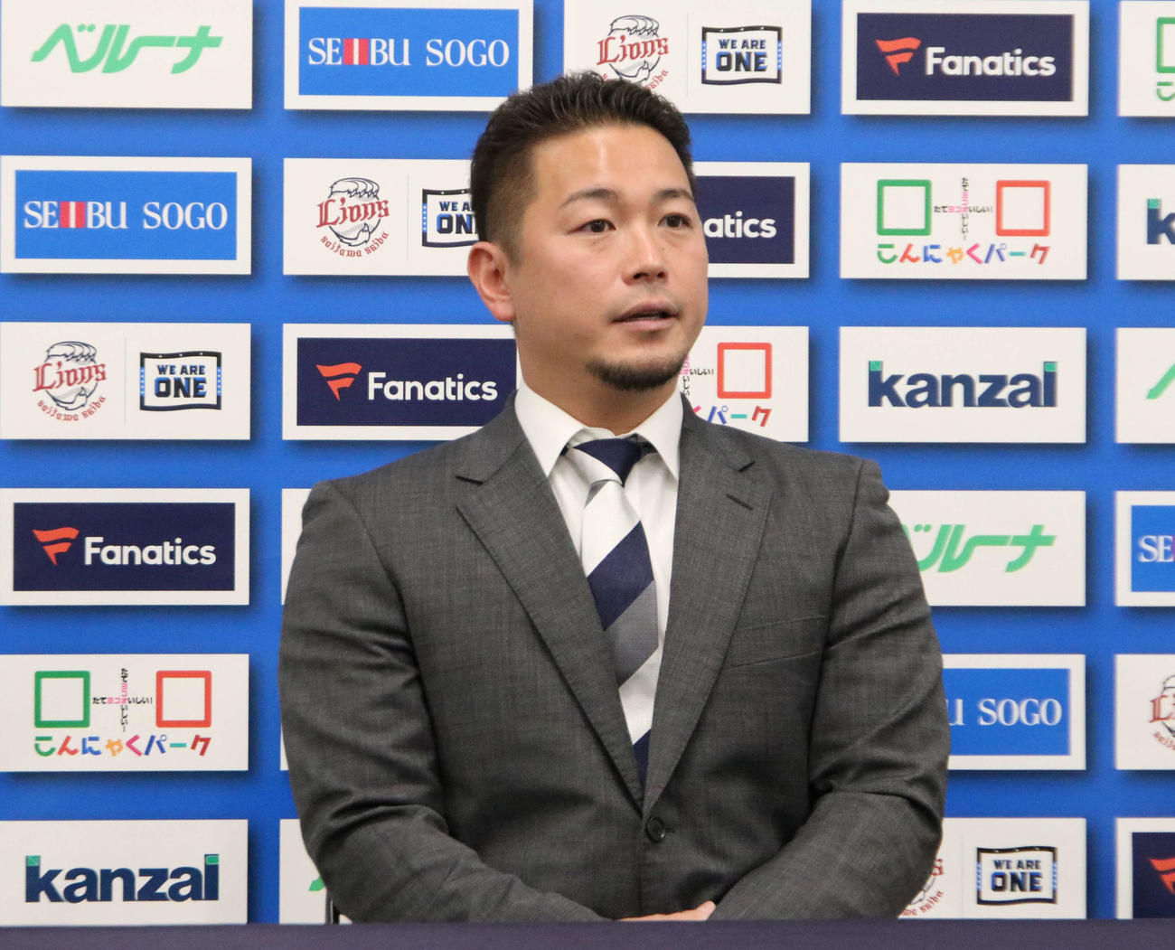 契約更改を終え会見を行う西武岡田（撮影・山崎純一）