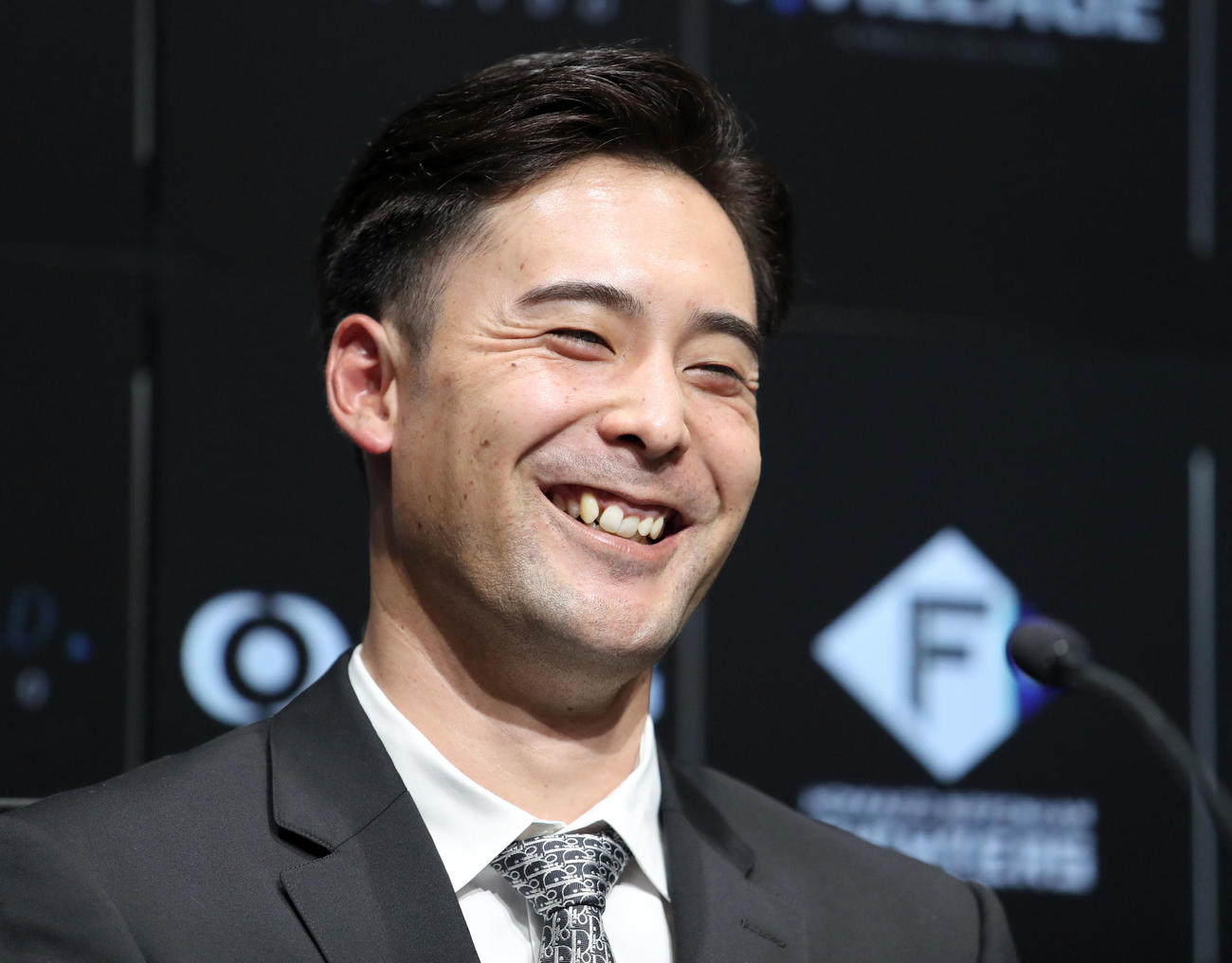 契約更改を終え会見する日本ハム上原（撮影・佐藤翔太）