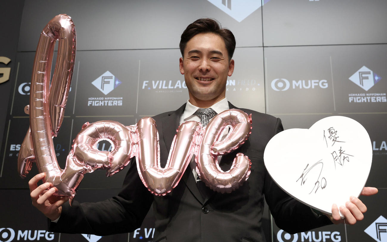 契約更改を終えLOVEの文字とハート形のキャンバスに「優勝」と掲げる日本ハム上原（撮影・佐藤翔太）