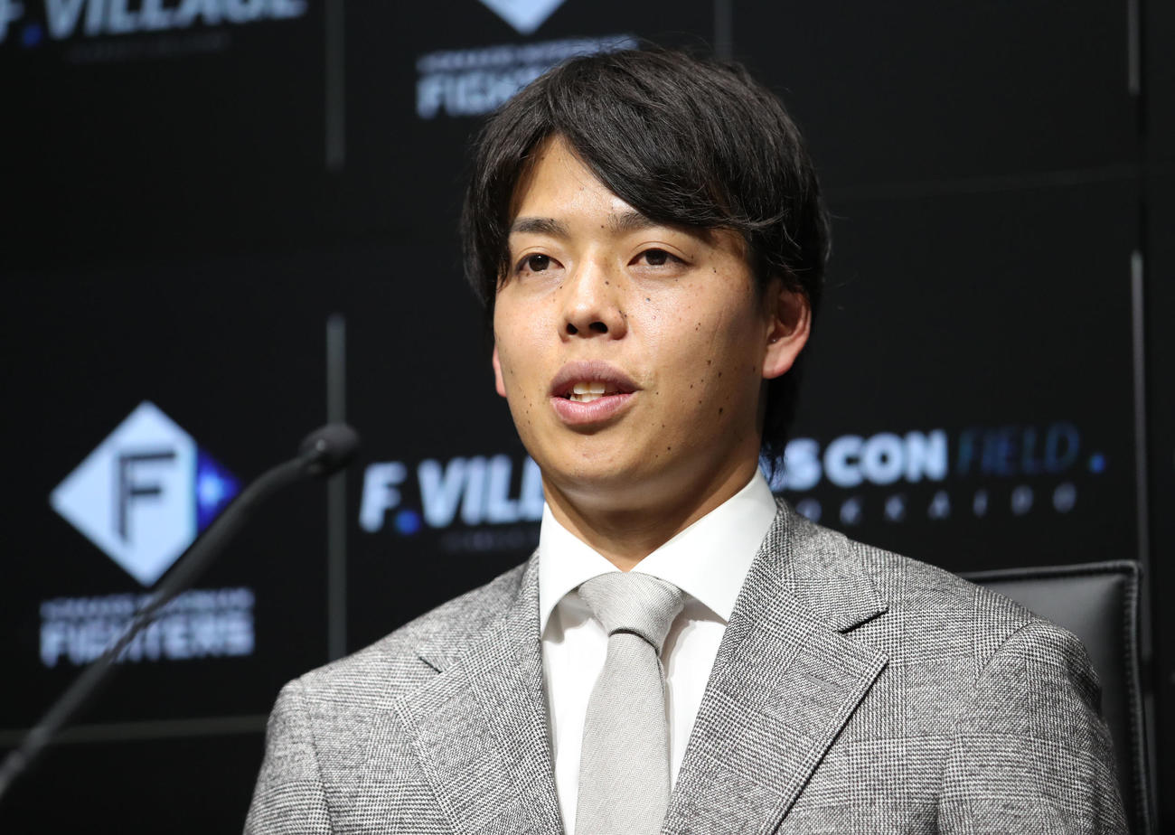 契約更改を終え会見する日本ハム杉浦（撮影・佐藤翔太）
