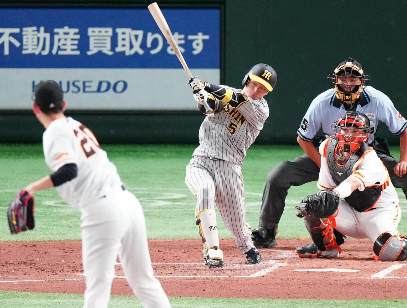 巨人戸郷から二塁打を放つ阪神近本（2023年8月撮影）