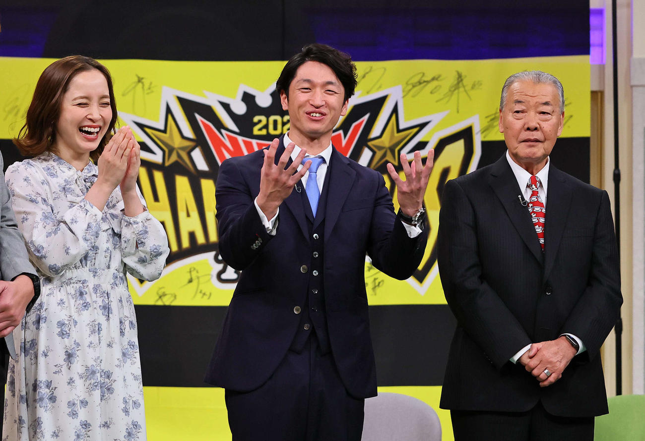 近本（中央）は「熱血！タイガース党」に出演し笑顔を見せる。右は福本党首、左は武田秘書（撮影・上田博志）