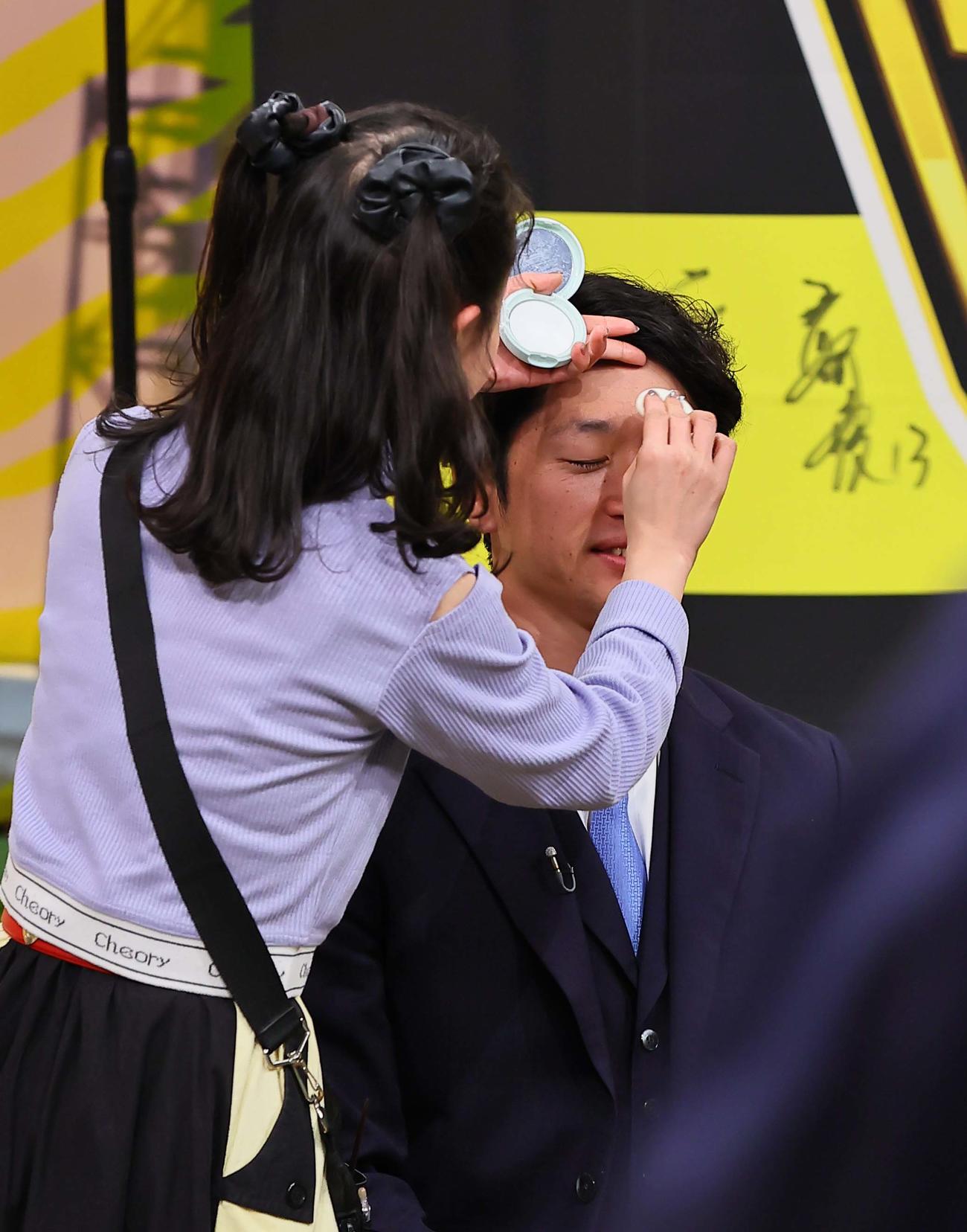「熱血！タイガース党」に出演した近本はメイク直しをする（撮影・上田博志）