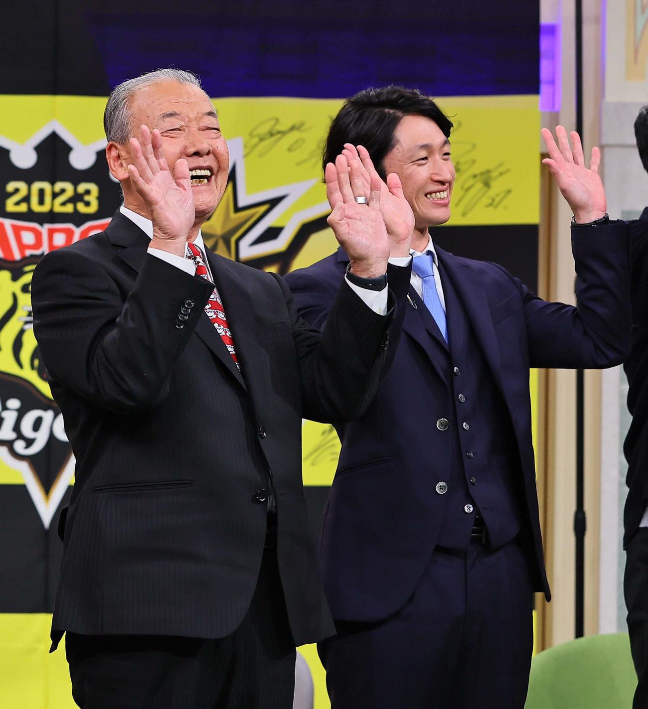 「熱血！タイガース党」に出演した近本（右）は福本党首と笑顔を見せる（撮影・上田博志）