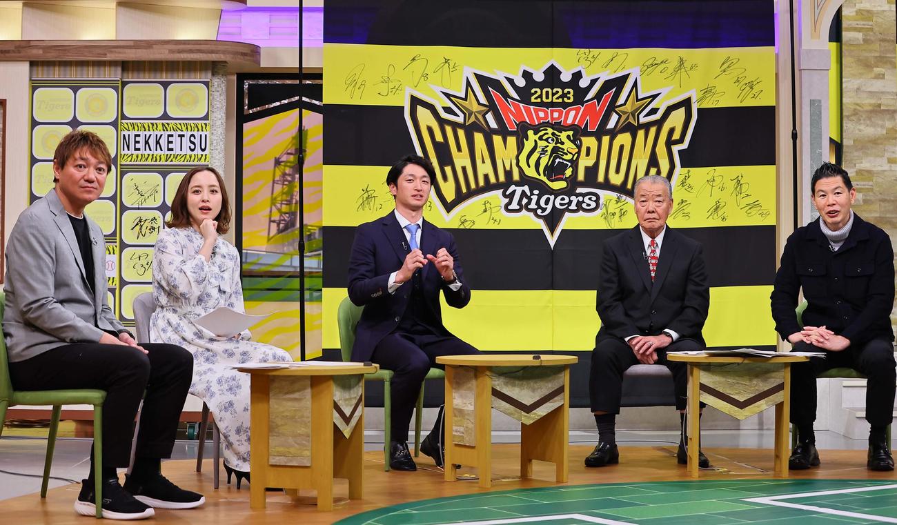 「熱血！タイガース党」に出演した近本（中央）。左から出演者の浜中幹事長、武田、1人置いて福本党首、湯浅党首補佐（撮影・上田博志）