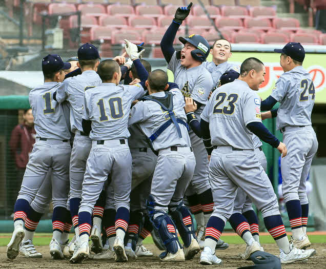 サヨナラ勝ちで優勝を決め、歓喜に沸く青森山田ナイン（青森山田シニア提供）