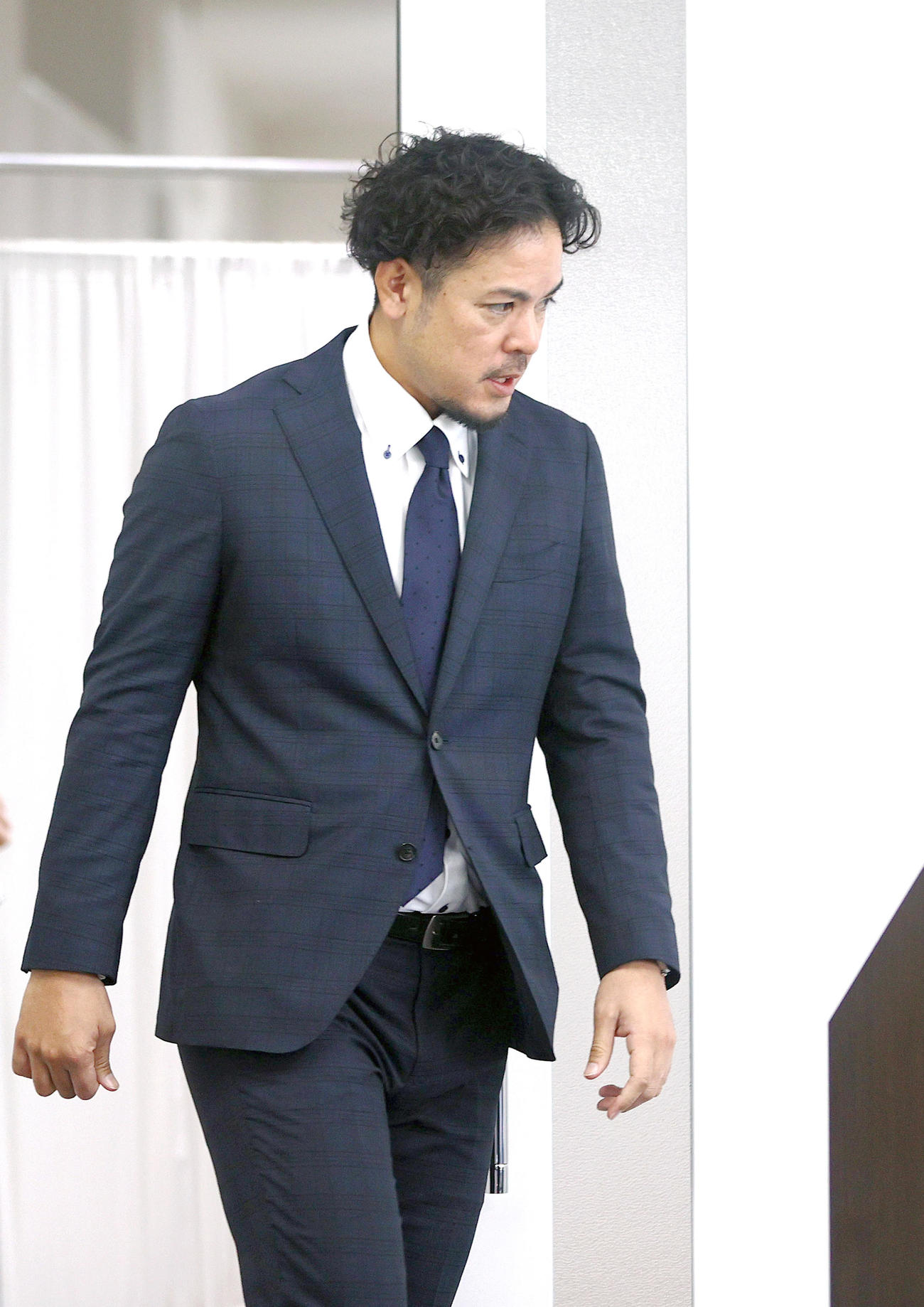 オリックス比嘉は契約更改を終え会見場へ向かう（撮影・上山淳一）