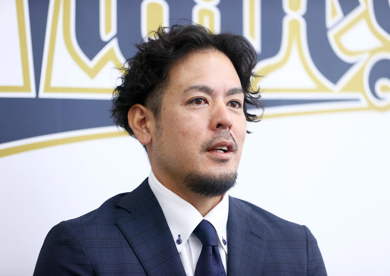 オリックス比嘉は契約更改を終え会見する（撮影・上山淳一）